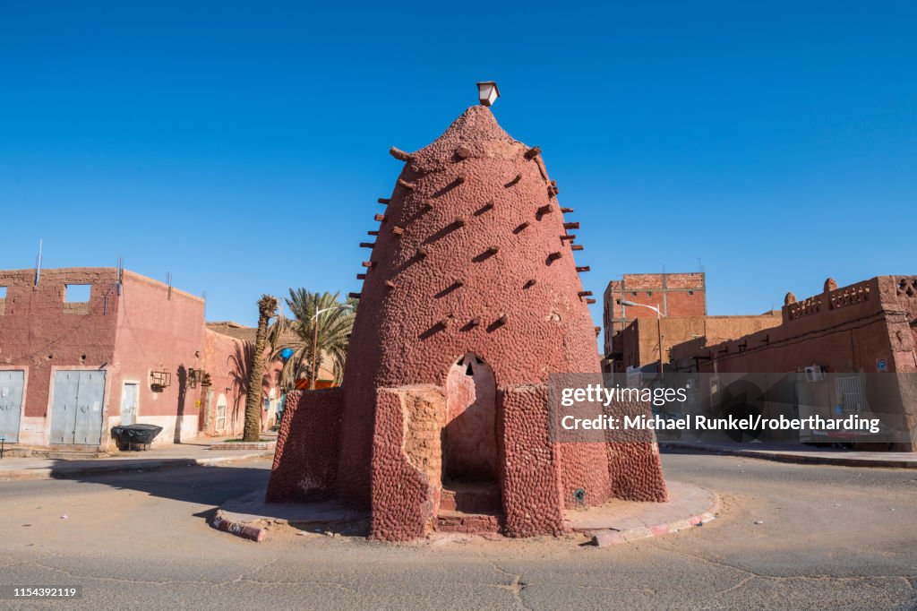 Old water well in the center of Timimoun, western Algeria, North Africa, Africa