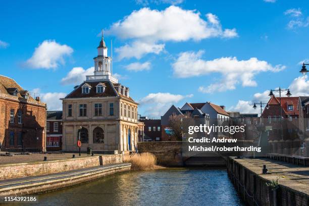 the customs house on the historic purfleet quay in kings lynn, norfolk, england, united kingdom, europe - kings lynn stock-fotos und bilder