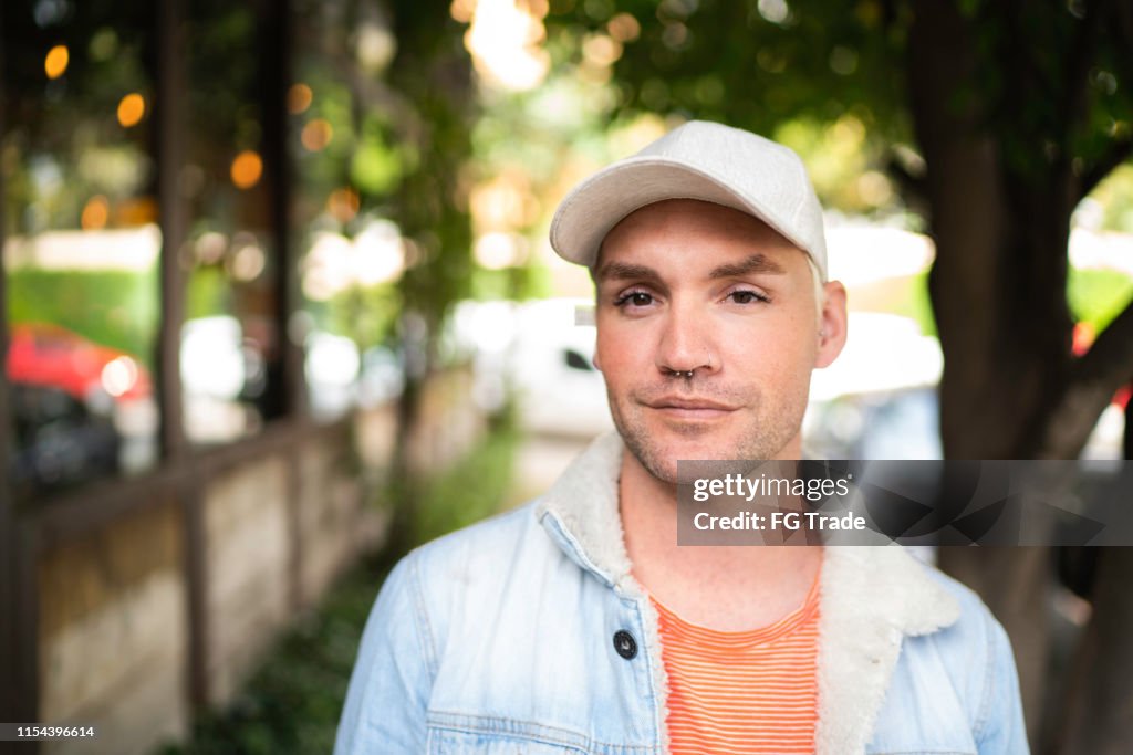 Porträt eines Mannes in der Stadtstraße