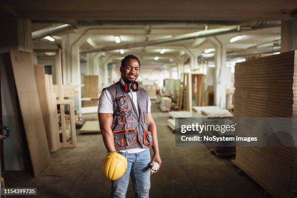 líder de equipo masculino afroamericano, carpinteros - african male portrait fotografías e imágenes de stock