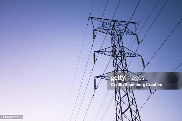 power lines on an electricity pylon - electricity pylon stock-fotos und bilder