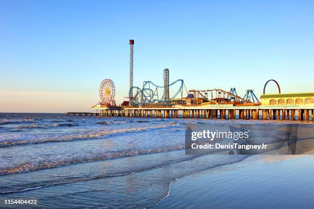 galveston island historic pleasure pier - golfküste stock-fotos und bilder