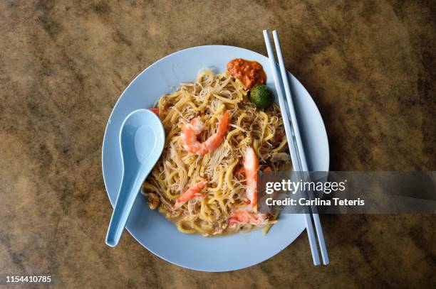 plate of singaporean fried hokkien mee - hokkien mee stock pictures, royalty-free photos & images