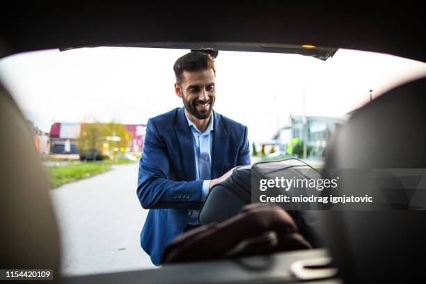 bella borsa da imballaggio uomo d'affari nel bagagliaio dell'auto - bagagliaio foto e immagini stock