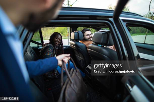 hombre entrando en auto compartiendo coche - conductor oficio fotografías e imágenes de stock