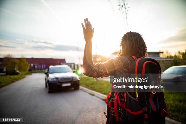 femme africaine saluant à taxi dans la rue - waving hands goodbye photos et images de collection