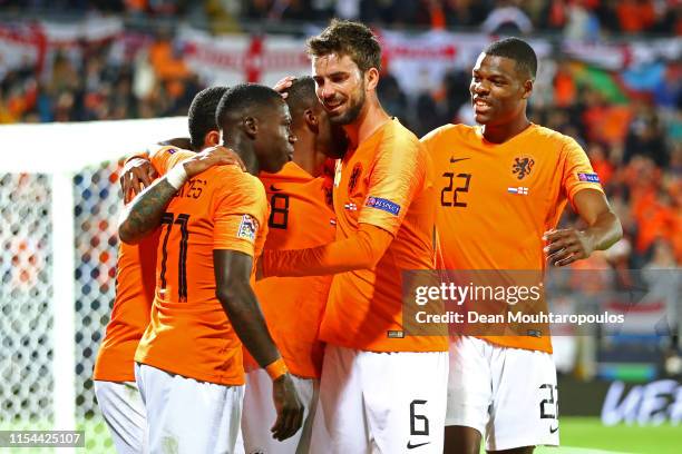 Quincy Promes of The Netherlands celebrates scoring his teams third goal of the game with team mates Davy Propper, Denzel Dumfries, Memphis Depay and...