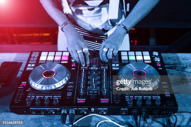 dj working on mixing board - techno stockfoto's en -beelden