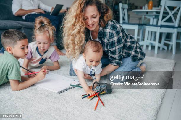 jonge gelukkige familie tekening - familie met drie kinderen stockfoto's en -beelden