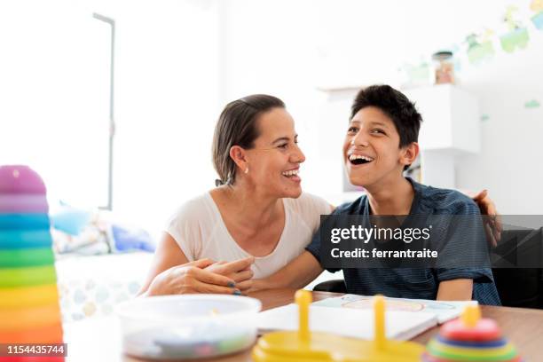 moeder spelen met zoon met cerebrale parese - cerebal palsy stockfoto's en -beelden