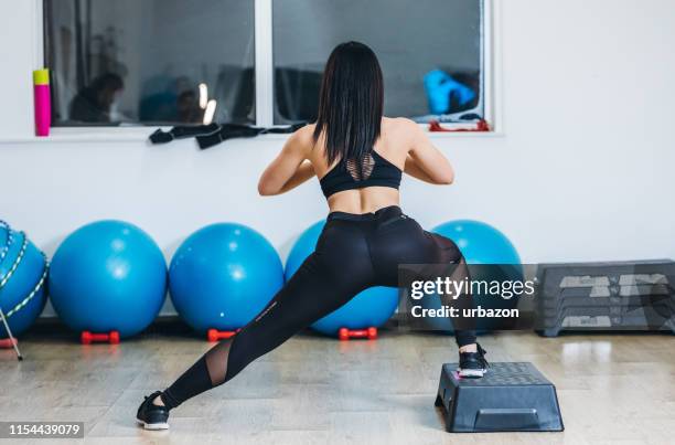 ung kvinna i ett gym - rear end bildbanksfoton och bilder