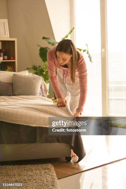 het maken van het bed - making bed stockfoto's en -beelden