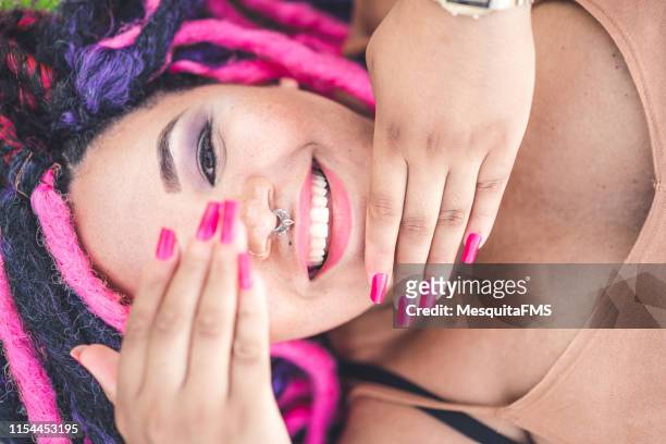 lycklig punk kvinna - intim piercing bildbanksfoton och bilder