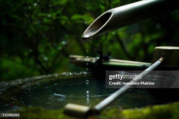 drops of zen - buddhism fotografías e imágenes de stock