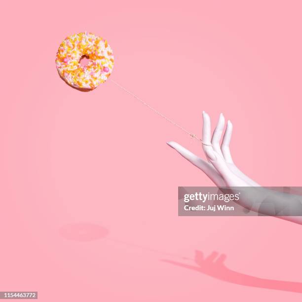 donut as yo-yo - jojo stockfoto's en -beelden