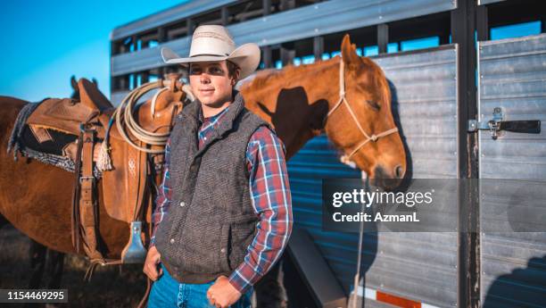 western rancher staande met paard en trailer - western shirt stockfoto's en -beelden