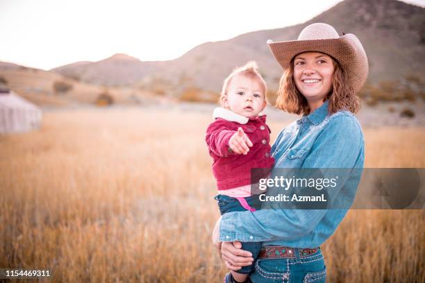 cowgirl met haar zusje - western shirt stockfoto's en -beelden