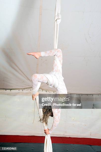 aerialist acrobat performer - luftakrobat stock-fotos und bilder