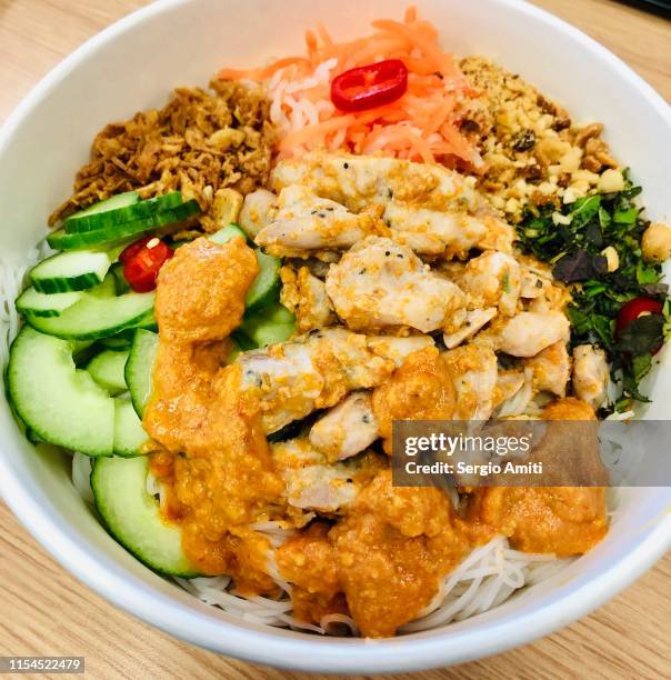 vietnamese chicken satay salad - knusprig stock-fotos und bilder