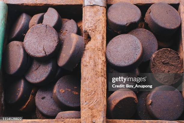 a pieces of old coffee grounds after it’s brewed. - ground coffee 個照片及圖片檔