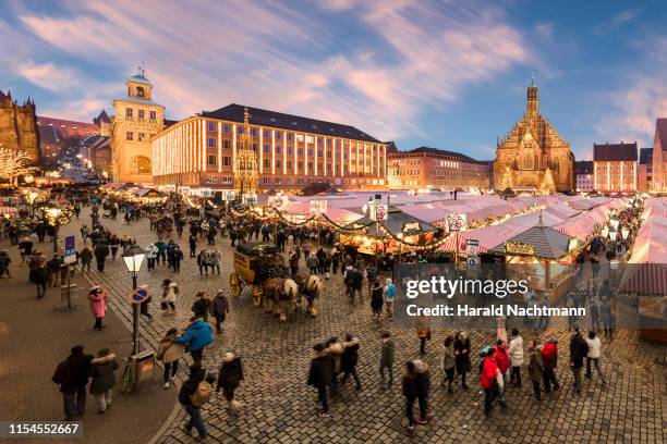 christmas market "christkindlesmarkt" with church of our lady in the background, nuremberg, bavaria, germany - nuremberg stock-fotos und bilder