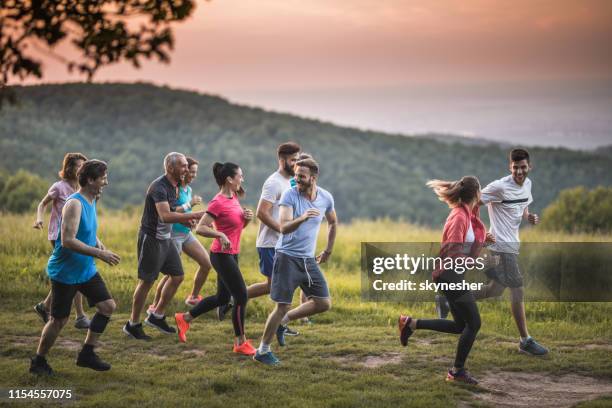 成群結隊的快樂運動的人在大自然中奔跑。 - 10000 meter 個照片及圖片檔