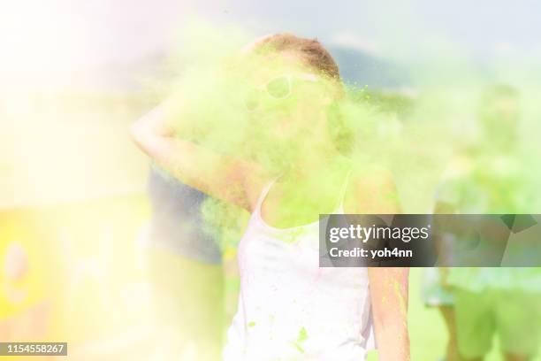 relajarse en los colores! - powder throw fotografías e imágenes de stock