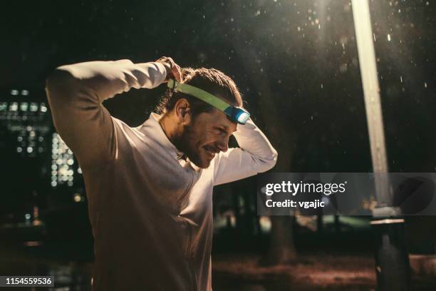 training in slechte weersomstandigheden - hoofdlamp stockfoto's en -beelden