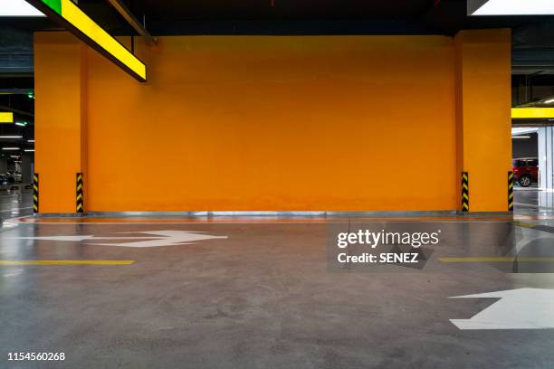 empty pit garage - auto garage foto e immagini stock