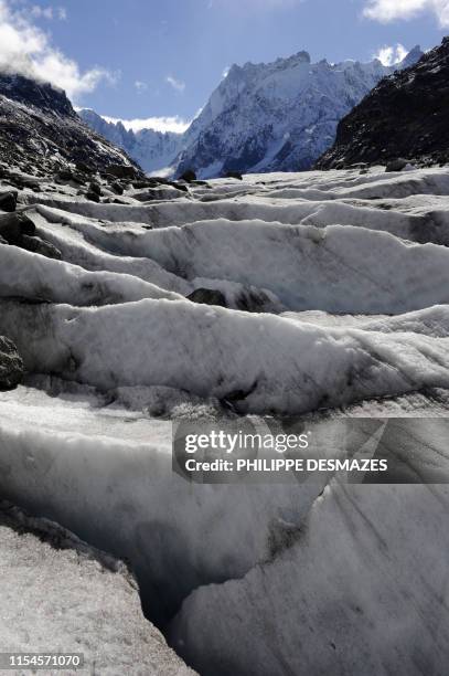 Vue prise le 1er octobre 2010 de la Mer de glace dans le Massif du Mont-Blanc. AFP PHOTO / PHILIPPE DESMAZES Picture taken on October 1, 2010 of the...