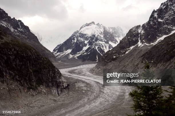 Photo prise le 08 juin 2009 du glacier de la Mer de glace à Chamonix-Mont-Blanc. AFP PHOTO / JEAN-PIERRE CLATOT