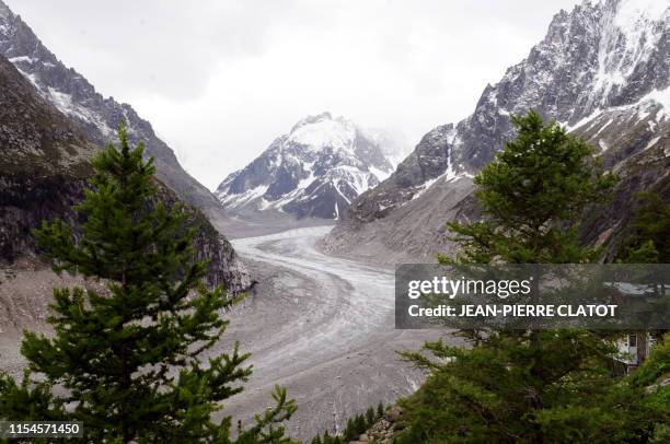 Photo prise le 08 juin 2009 du glacier de la Mer de glace à Chamonix-Mont-Blanc. AFP PHOTO / JEAN-PIERRE CLATOT