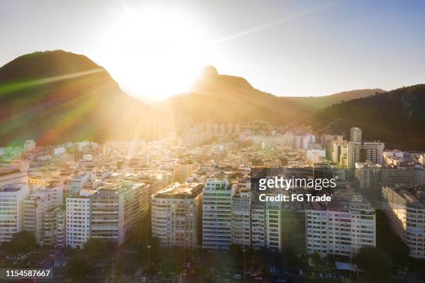lever de soleil derrière les collines à rio de janeiro, copacabana - rio de janeiro photos et images de collection