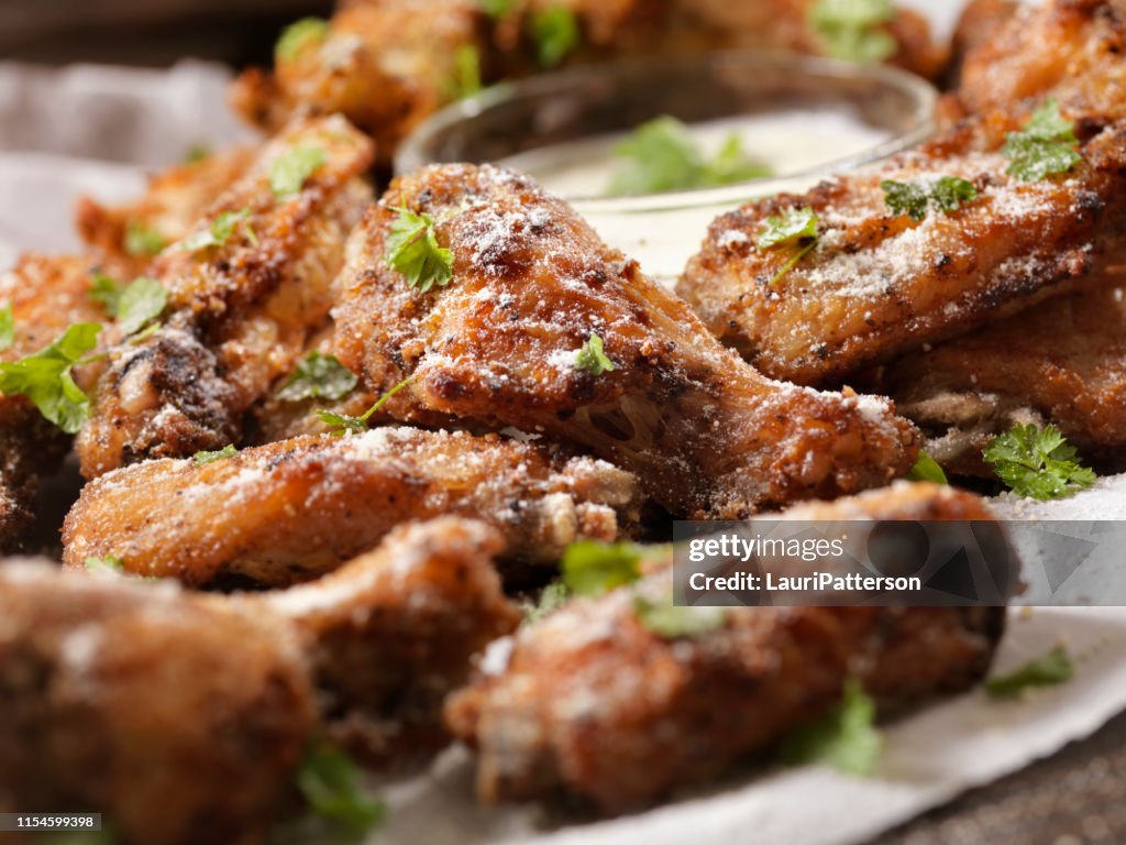 Ar frito, asas de frango crocante com mergulho Ranch