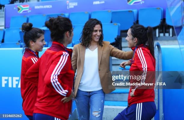 Ex-Spain international Veronica Boquete talks to Spain players prior to the 2019 FIFA Women's World Cup France group B match between Spain and South...