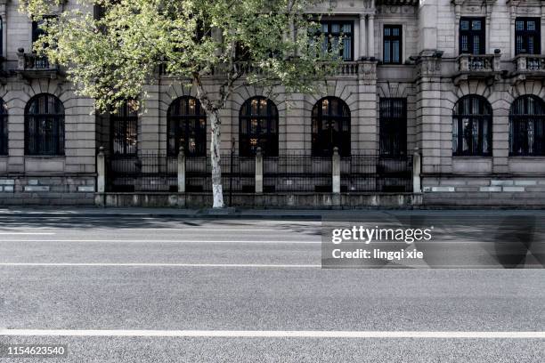 empty hangzhou city road in china - city streets fotografías e imágenes de stock