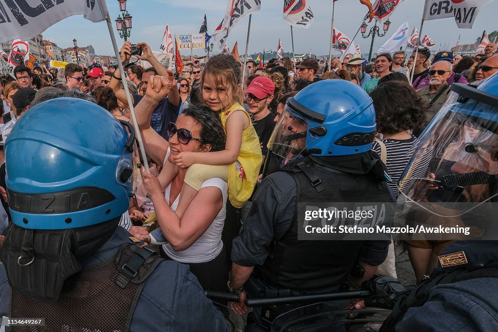 Venetians Protest Against Cruise Ships After Accident