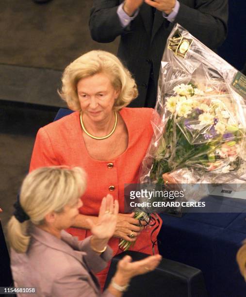 La Française centriste Nicole Fontaine, nouvelle présidente du Parlement Européen issu des élections du 13 juin dernier, est applaudie après son...