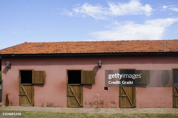 empty horse stall - sorocaba stock pictures, royalty-free photos & images