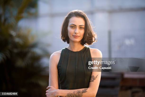 joven y elegante empresaria millennial - cabello corto fotografías e imágenes de stock