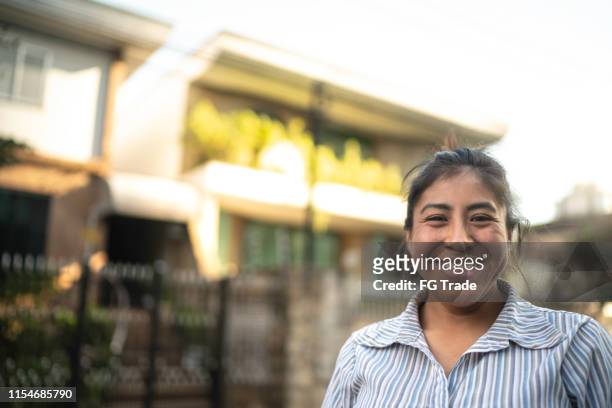 verticale d'une femme latine dans une rue de ville - femme perou photos et images de collection