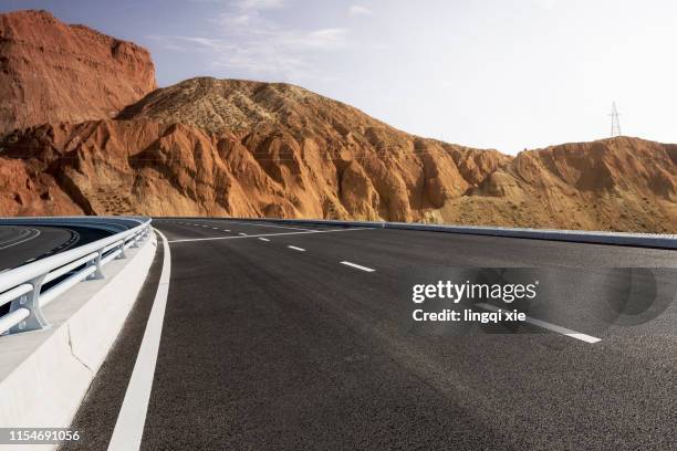 empty mountain road in the qinghai-tibet plateau in western china - red rocks bildbanksfoton och bilder