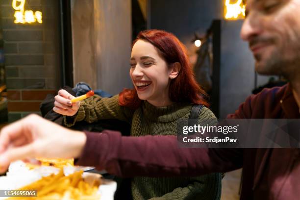 er zijn verschillende relaties, maar de beste is vriendschap - frites stockfoto's en -beelden