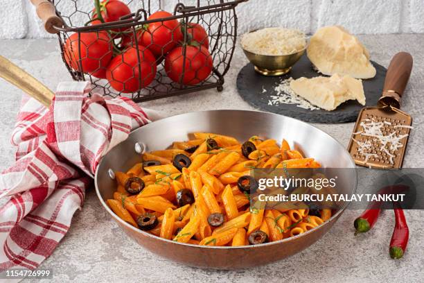 penne arrabbiata - serveringsklar bildbanksfoton och bilder