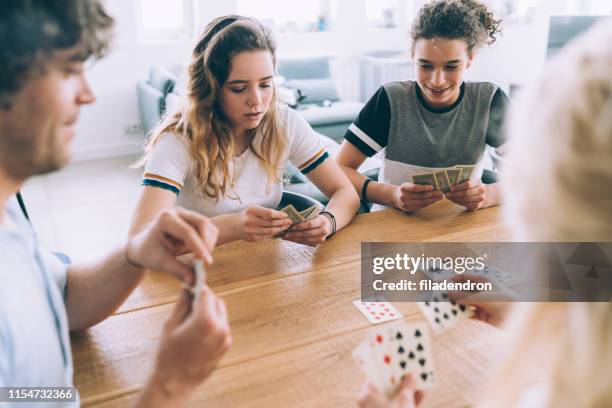 carte da gioco per famiglie - carte da gioco foto e immagini stock