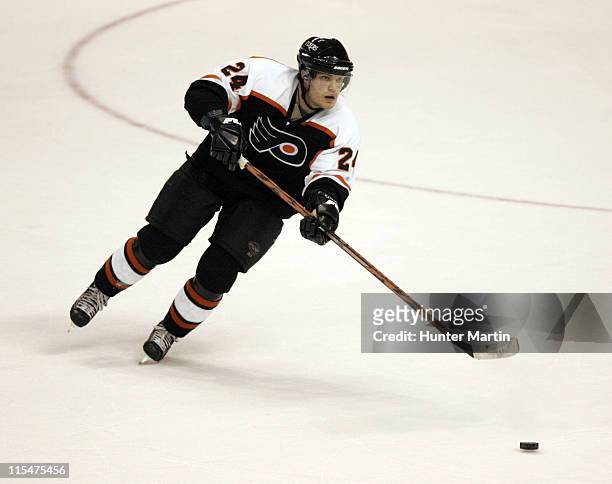 Flyers right winger Sami Kapanen moves the puck up ice at the Wachovia Center in Philadelphia, Pennsylvania on January 17, 2006.