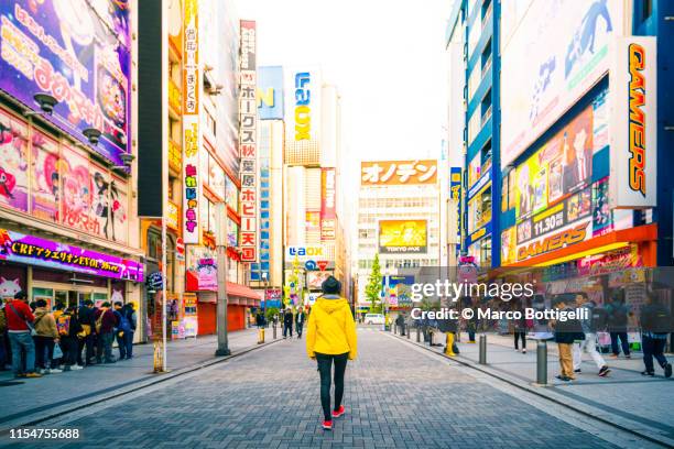 tourist walking in akihabara electronic town, tokyo, japan - tokyo street stockfoto's en -beelden