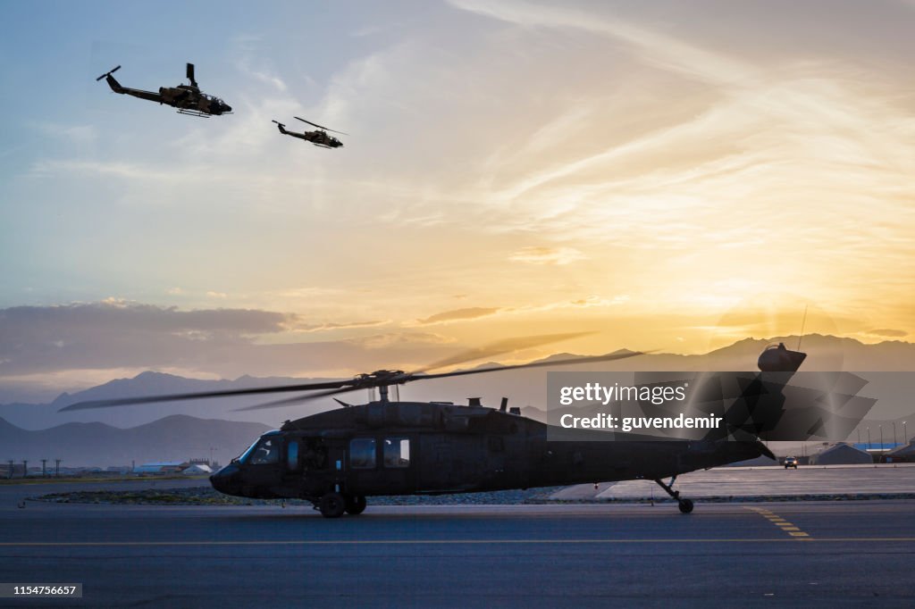 Elicotteri militari sulla base aerea al tramonto