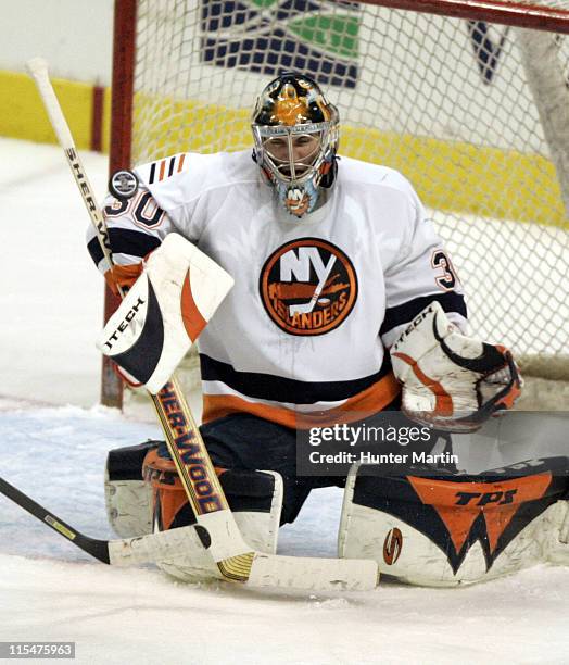 Islanders goalie Garth Snow makes a second period save at the Wachovia Center in Philadelphia, Pa. On Wednesday, February 8th, 2006.