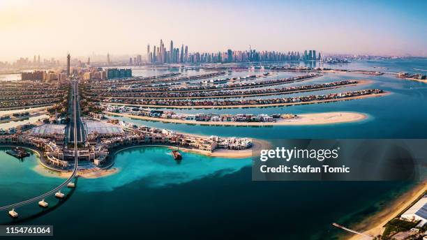 le panorama de l’île de palm avec marina de dubaï dans l’arrière-plan aérien - dubai palm island photos et images de collection